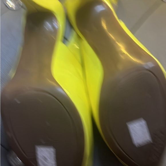 Guess size 8 yellow sling back platform pumps - Picture 6 of 6